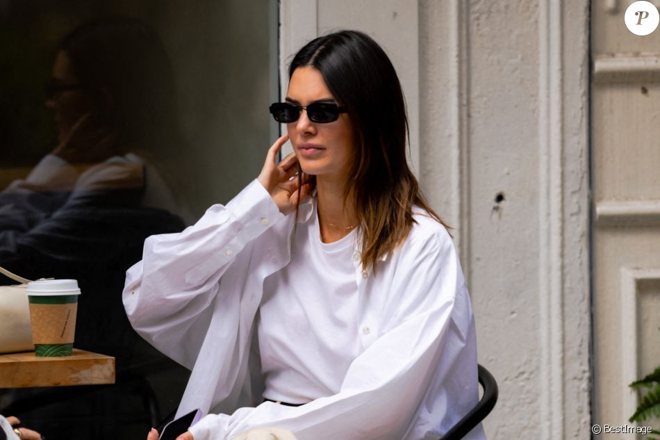 Kendall Jenner est allée bruncher avec des amis chez Bubby's puis boit un verre en terrasse du Matchaful avec une amie à New York, le 27 avril 2021.