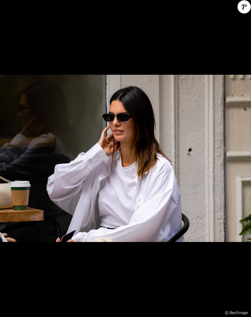 Kendall Jenner est allée bruncher avec des amis chez Bubby's puis boit un verre en terrasse du Matchaful avec une amie à New York, le 27 avril 2021.