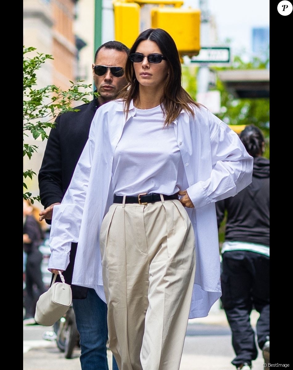 Kendall Jenner est allée bruncher avec des amis chez Bubby's puis boit un verre en terrasse du Matchaful avec une amie à New York, le 27 avril 2021.