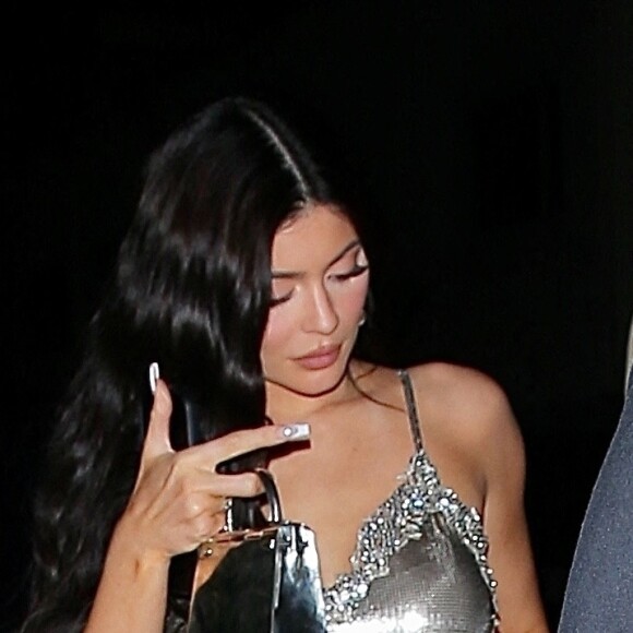 Kylie Jenner va dîner au restaurant Giorgio Baldi avec des amis à Santa Monica, le 10 avril 2021.