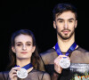 Gabriella Papadakis et Guillaume Cizeron remportent une médaille d'argent aux championnats d'europe de danse sur glace à Graz, Autriche, le 25 janvier 2020.
