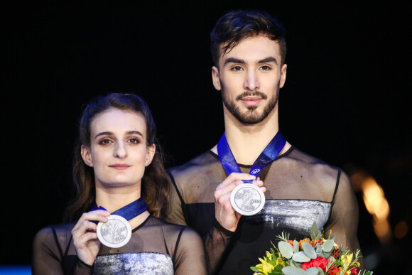 Gabriella Papadakis et Guillaume Cizeron remportent une médaille d'argent aux championnats d'europe de danse sur glace à Graz, Autriche, le 25 janvier 2020.