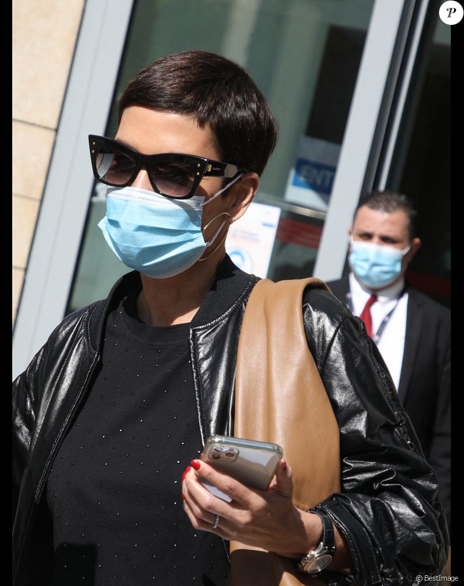 Exclusif - Cristina Cordula, masquée à la sortie des studios RTL à Neuilly-sur-Seine le 21 septembre 2020.