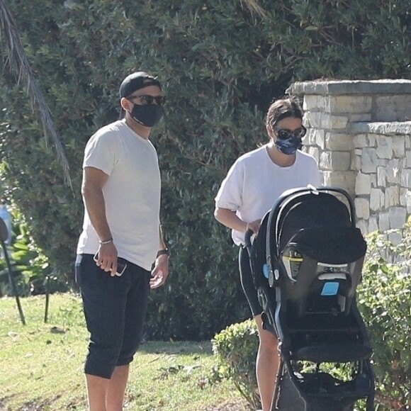 Exclusif - Lea Michele et son mari Zandy Reich promènent leur fils Ever Leo en poussette dans les rues de Santa Monica, Los Angeles, le 2 novembre 2020.