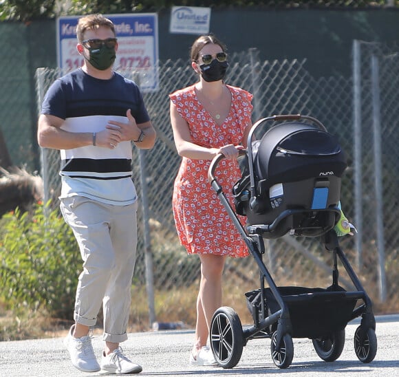 Lea Michele et son mari Zandy Reich se promènent avec leur nouveau-né Ever Leo à Santa Monica, le 13 octobre 2020