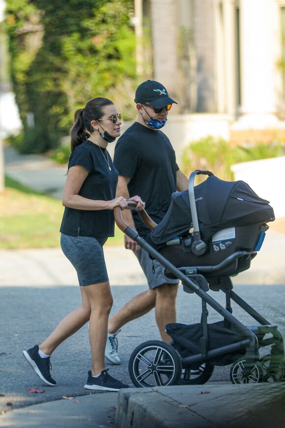 Exclusif - Lea Michele et Zandy Reich promènent leur bébé en poussette à Los Angeles, le 9 octobre 2020. 