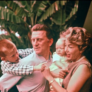 Info du 30 avril 2021 Décès d'Anne Douglas, veuve de Kirk, à l'âge de 102 ans - Anne Douglas, son mari Kirk et leurs fils Eric et Peter en 1959.