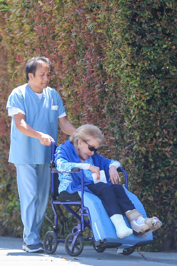 Exclusif - Anne Buydens, la femme de Kirk Douglas depuis 64 ans, est vue pour la première fois depuis qu'elle a fêté son 100ème anniversaire le 23 avril 2019. Elle quitte ici sa résidence en fauteuil roulant avec un infirmier qui l'emmène faire une promenade sous le soleil californien. Un couple pour le moins atypique puisque Kirk Douglas a lui fêté son 102ème anniversaire le 9 décembre 2018. Los Angeles, le 24 avril 2019.