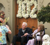 Kirk Douglas célèbre ses 102 ans avec sa femme Anne Buydens devant leur domicile de Beverly Hills à Los Angeles, Californie, Etats-Unis, le 9 décembre 2018.