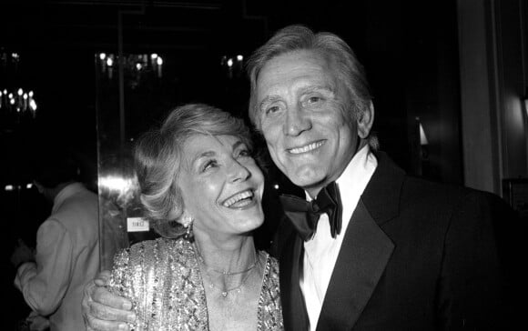 Kirk Douglas (Cesar d'honneur) avec sa femme Anne Buydens. Ceremonie des Cesar en 1980.