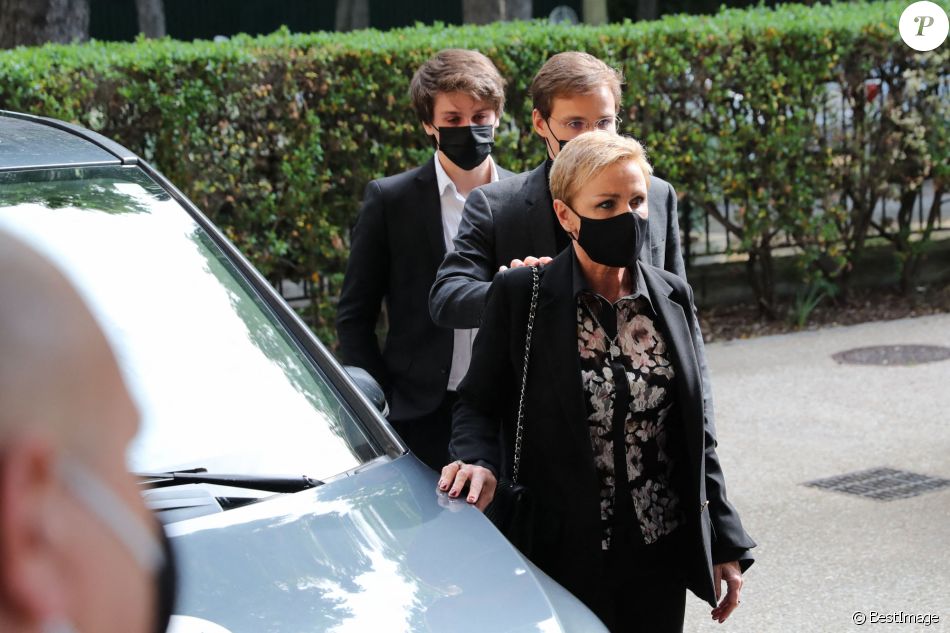 Karin Rénier et ses fils Oscar et Jules - Arrivées aux obsèques de Yves Rénier en l'église Saint-Pierre de Neuilly-sur-Seine. Le 30 avril 2021