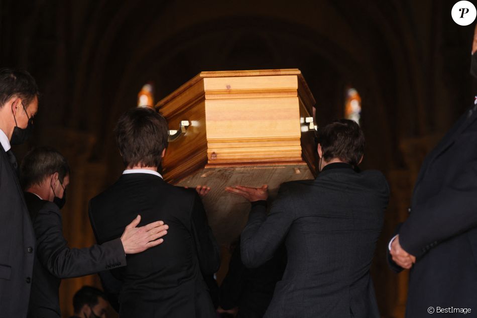 Jules et Oscar Rénier, César et Léo Angeli - Arrivées aux obsèques de Yves Rénier en l'église Saint-Pierre de Neuilly-sur-Seine. Le 30 avril 2021