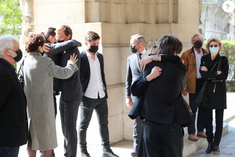 César Angeli, Oscar Rénier, Léo Angeli, Samantha Rénier et Jules Rénier - Arrivées aux obsèques de Yves Rénier en l'église Saint-Pierre de Neuilly-sur-Seine. Le 30 avril 2021