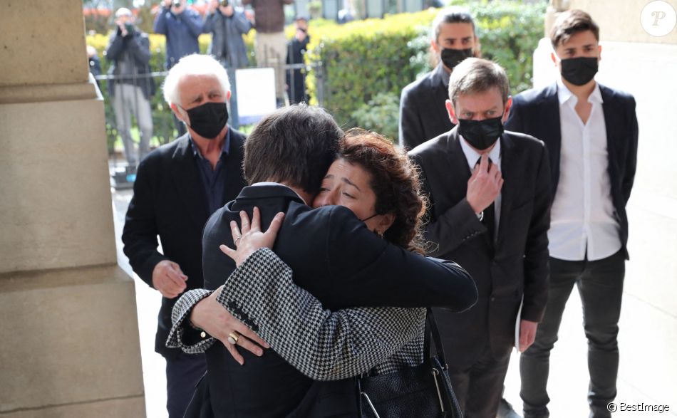 Jules Rénier et Lola Zidi-Rénier - Arrivées aux obsèques de Yves Rénier en l'église Saint-Pierre de Neuilly-sur-Seine. Le 30 avril 2021