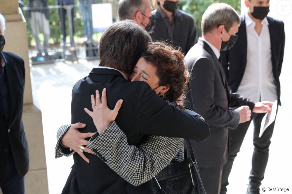 Jules Rénier et Lola Zidi-Rénier - Arrivées aux obsèques de Yves Rénier en l'église Saint-Pierre de Neuilly-sur-Seine. Le 30 avril 2021