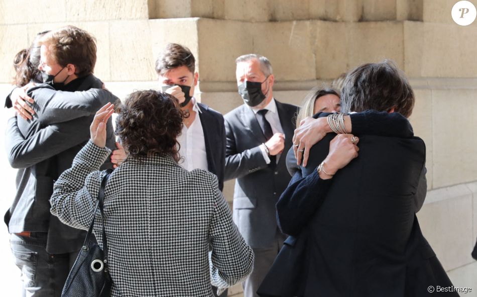 César Angeli, Oscar Rénier, Léo Angeli et Jules Rénier - Arrivées aux obsèques de Yves Rénier en l'église Saint-Pierre de Neuilly-sur-Seine. Le 30 avril 2021