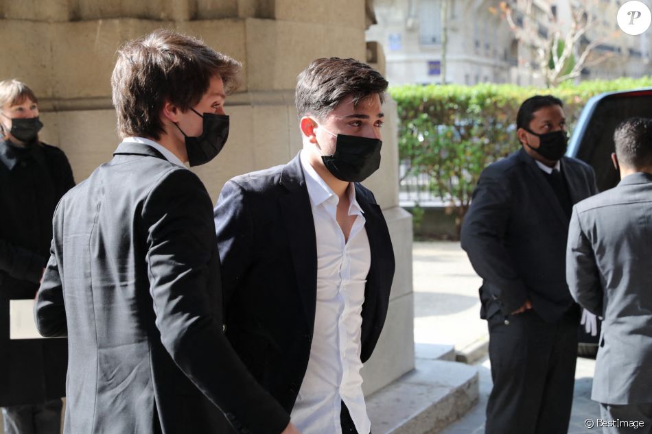 Jules Rénier et Léo Angeli - Arrivées aux obsèques de Yves Rénier en l'église Saint-Pierre de Neuilly-sur-Seine. Le 30 avril 2021