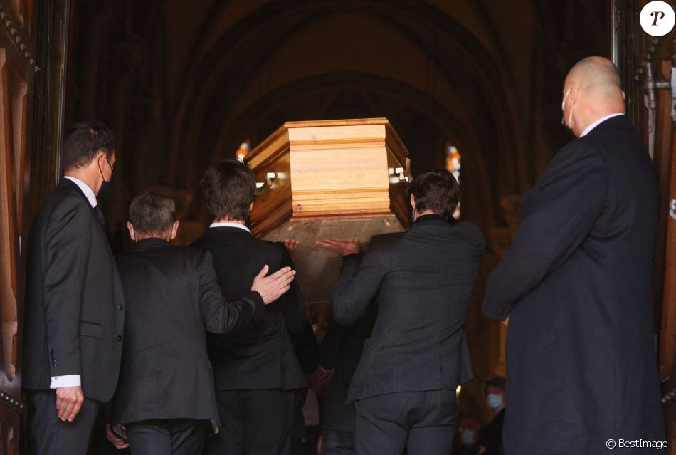 Jules et Oscar Rénier, César et Léo Angeli - Arrivées aux obsèques de Yves Rénier en l'église Saint-Pierre de Neuilly-sur-Seine. Le 30 avril 2021