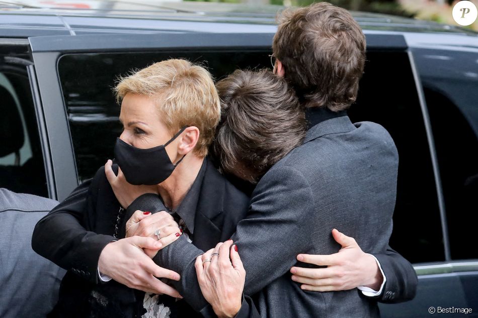Karin Rénier et ses fils Jules et Oscar - Arrivées aux obsèques de Yves Rénier en l'église Saint-Pierre de Neuilly-sur-Seine