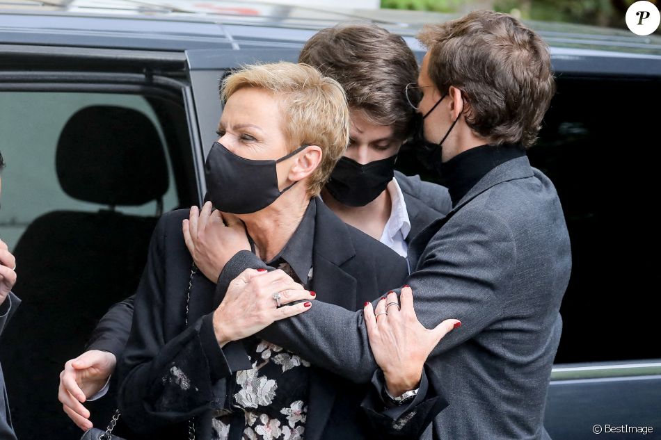 Karin Rénier et ses fils Jules et Oscar - Arrivées aux obsèques de Yves Rénier en l'église Saint-Pierre de Neuilly-sur-Seine, France, le 30avril 2021.
