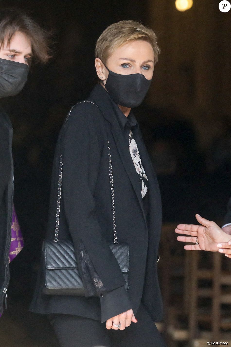 Karin Rénier - Arrivées aux obsèques de Yves Rénier en l'église Saint-Pierre de Neuilly-sur-Seine, France, le 30avril 2021.