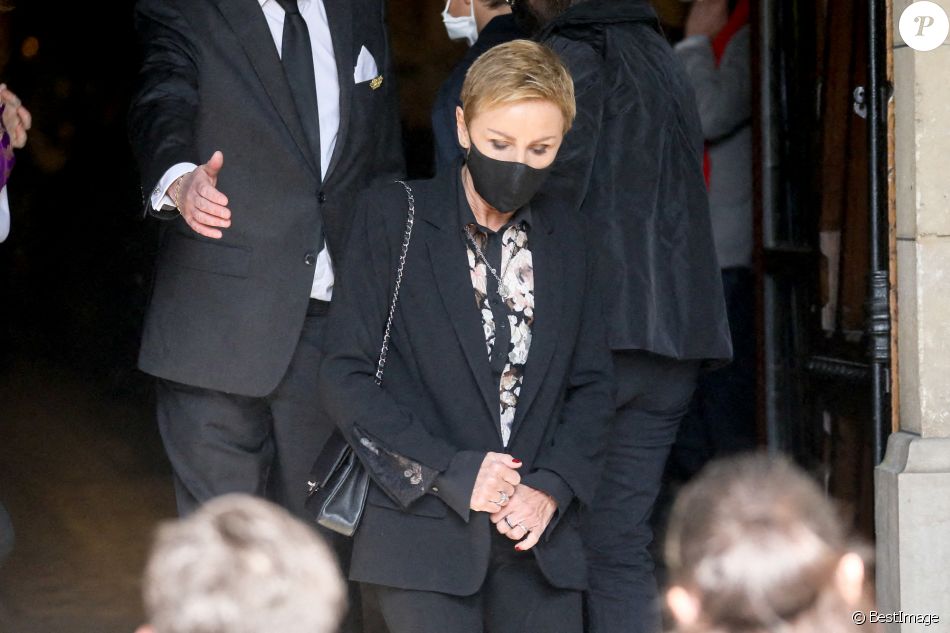 Karin Rénier - Arrivées aux obsèques de Yves Rénier en l'église Saint-Pierre de Neuilly-sur-Seine, France, le 30avril 2021.