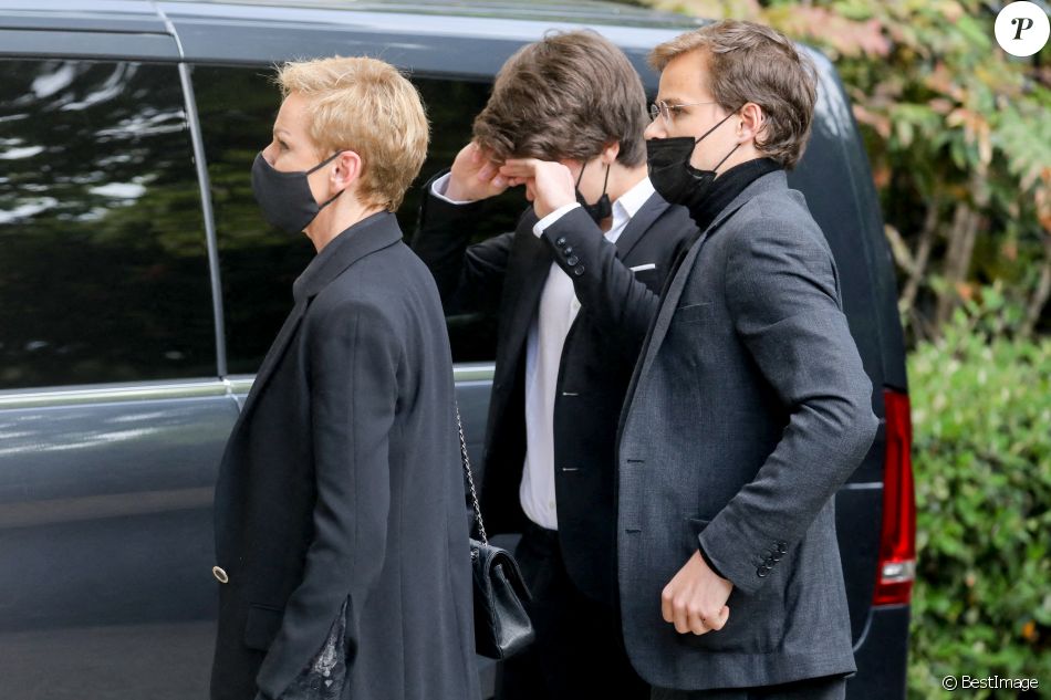 Karin Rénier, Jules et Oscar Rénier - Arrivées aux obsèques de Yves Rénier en l'église Saint-Pierre de Neuilly-sur-Seine, France, le 30avril 2021.