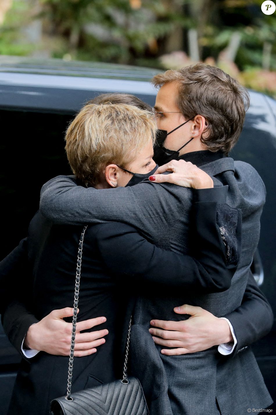 Karin Rénier, Oscar Rénier - Arrivées aux obsèques de Yves Rénier en l'église Saint-Pierre de Neuilly-sur-Seine, France, le 30avril 2021.
