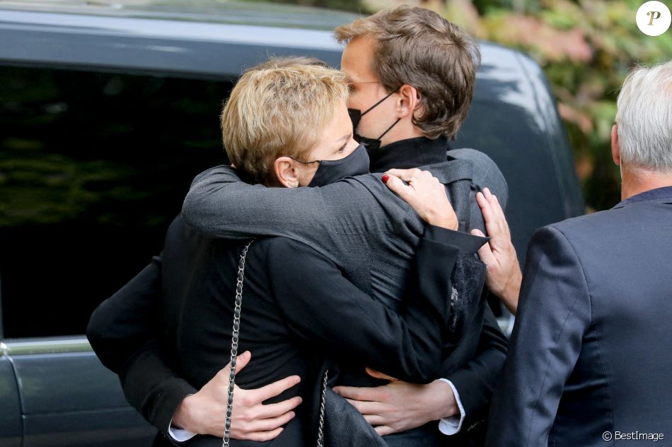 Karin Rénier, Oscar Rénier - Arrivées aux obsèques de Yves Rénier en l'église Saint-Pierre de Neuilly-sur-Seine, France, le 30avril 2021.