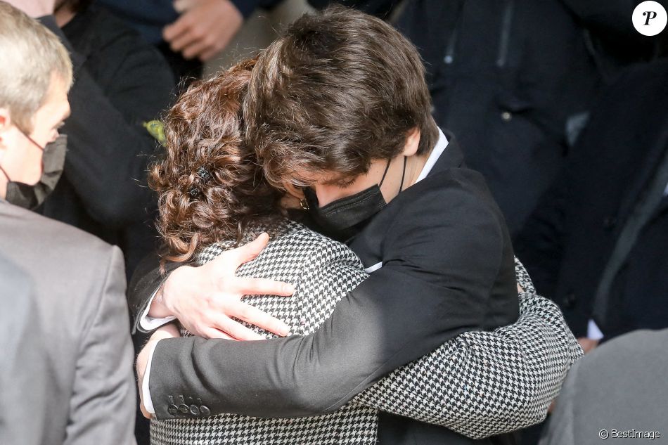 Jules Angeli, Lola Zidi-Rénier - Arrivées aux obsèques de Yves Rénier en l'église Saint-Pierre de Neuilly-sur-Seine, France, le 30avril 2021.