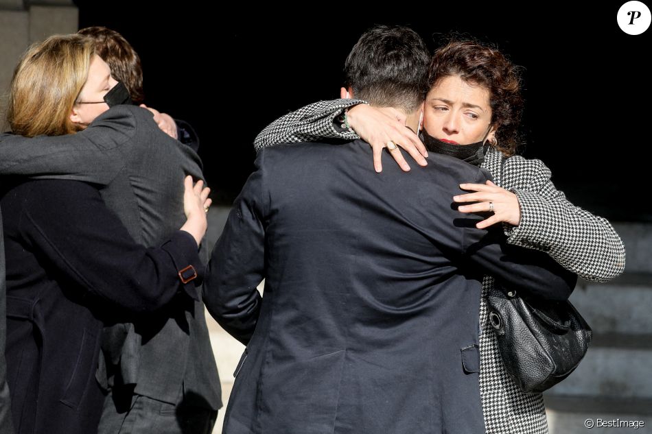 Jules Rénier, Léo Angeli et Lola Zidi-Rénier - Arrivées aux obsèques de Yves Rénier en l'église Saint-Pierre de Neuilly-sur-Seine, France, le 30avril 2021.