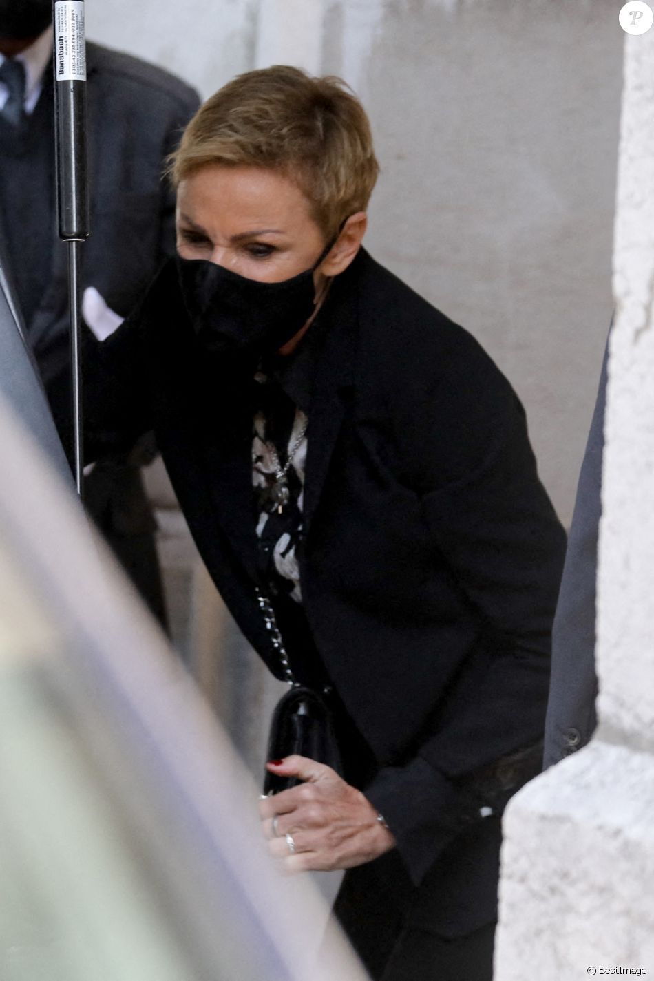 Karin Rénier - Arrivées aux obsèques de Yves Rénier en l'église Saint-Pierre de Neuilly-sur-Seine, France, le 30avril 2021.