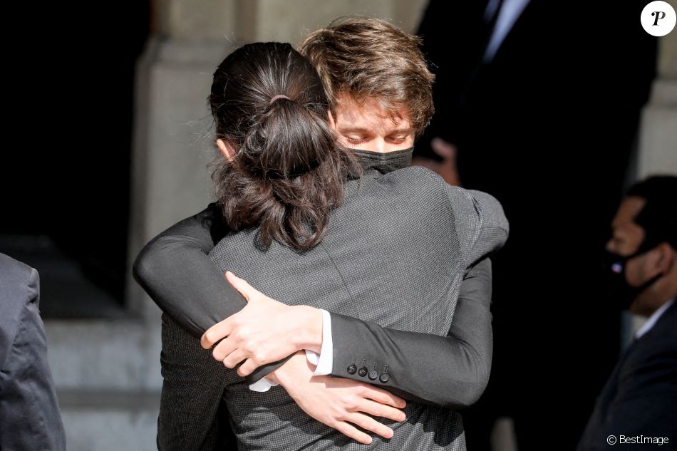 Jules Rénier et César Angeli - Arrivées aux obsèques de Yves Rénier en l'église Saint-Pierre de Neuilly-sur-Seine, France, le 30avril 2021.