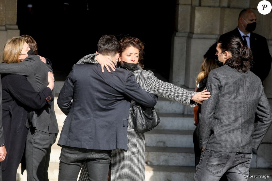 Lola Zidi-Rénier (fille de Yves Rénier), César et Léo Angeli - Arrivées aux obsèques de Yves Rénier en l'église Saint-Pierre de Neuilly-sur-Seine, France, le 30avril 2021.