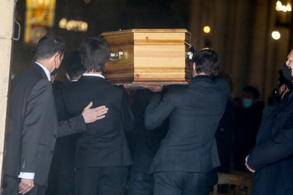 Jules Rénier, Oscar Rénier, César Angeli et Léo Angeli portent le cercueil - Arrivées aux obsèques de Yves Rénier en l'église Saint-Pierre de Neuilly-sur-Seine, France, le 30avril 2021. 