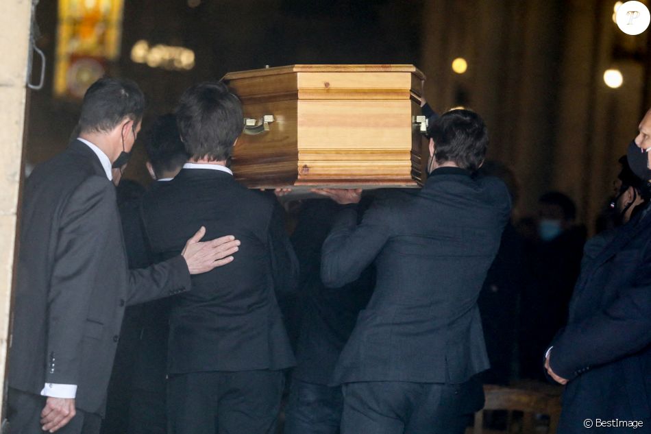 Jules Rénier, Oscar Rénier, César Angeli et Léo Angeli portent le cercueil - Arrivées aux obsèques de Yves Rénier en l'église Saint-Pierre de Neuilly-sur-Seine, France, le 30avril 2021.
