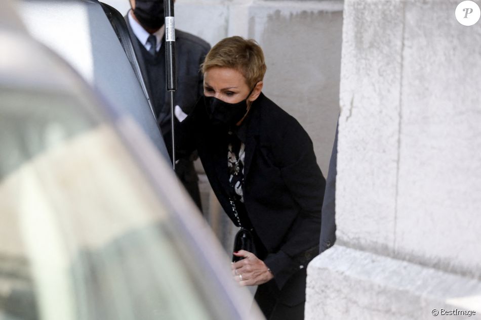Karin Rénier - Arrivées aux obsèques de Yves Rénier en l'église Saint-Pierre de Neuilly-sur-Seine, France, le 30avril 2021.