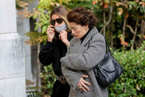 Samantha Rénier et Lola Zidi-Rénier (filles de Yves Rénier) - Arrivées aux obsèques de Yves Rénier en l'église Saint-Pierre de Neuilly-sur-Seine, France, le 30 avril 2021. 