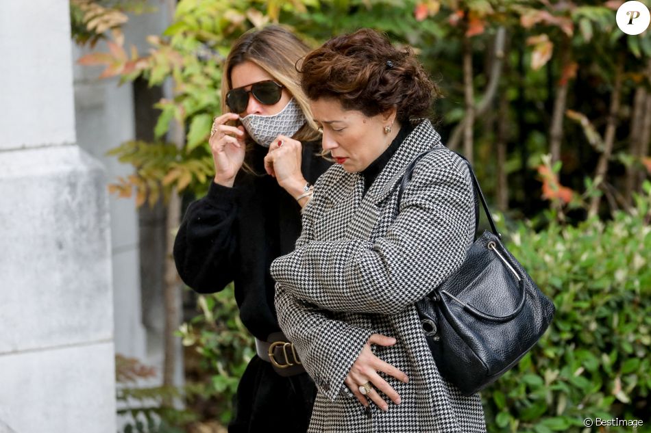 Samantha Rénier et Lola Zidi-Rénier (filles de Yves Rénier) - Arrivées aux obsèques de Yves Rénier en l'église Saint-Pierre de Neuilly-sur-Seine, France, le 30 avril 2021.