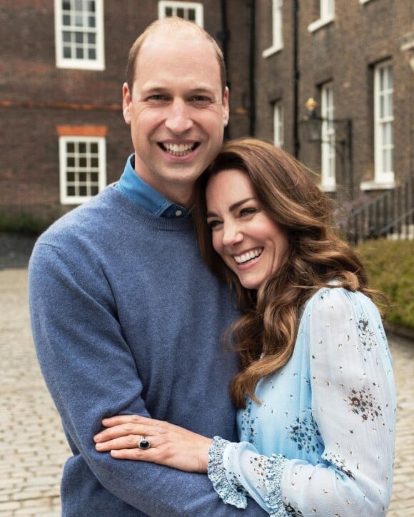 Le prince William et Kate Middleton célèbrent leurs 10 ans de mariage avec une nouvelle séance photo à Kensington. Photo signée Chris Floyd, dévoilée le 29 avril 2021 sur Instagram.