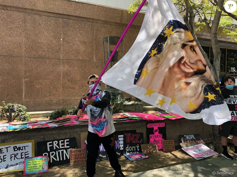 Une manifestation de soutien à Britney Spears dans son combat pour se faire entendre par le juge sur sa tutelle à Los Angeles, le 27 avril 2021.