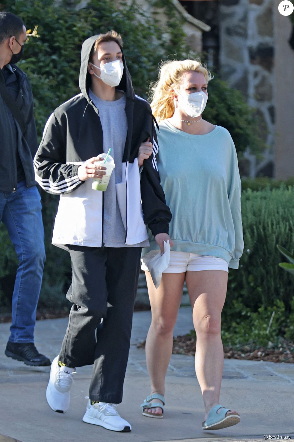 Une des première sorties de Britney Spears depuis l'épidémie de coronavirus (COVID-19) avec un de ses fils à Los Angeles le 16 mars 2021.