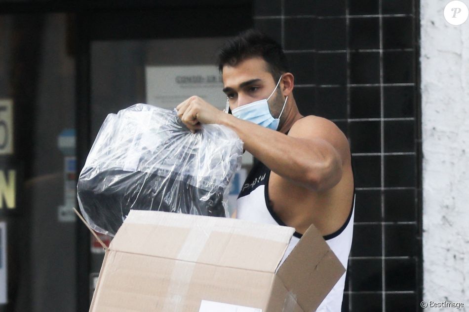 Exclusif - Le compagnon de Britney Spears, Sam Asghari, est allé chercher un colis dans un bureau de poste à Los Angeles. Le 19 novembre 2020.