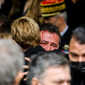 Bernard Montiel dans les bras de Karin Renier - Sorties des obsèques de Yves Rénier en l'église Saint-Pierre de Neuilly-sur-Seine, France, le 30 avril 2021.