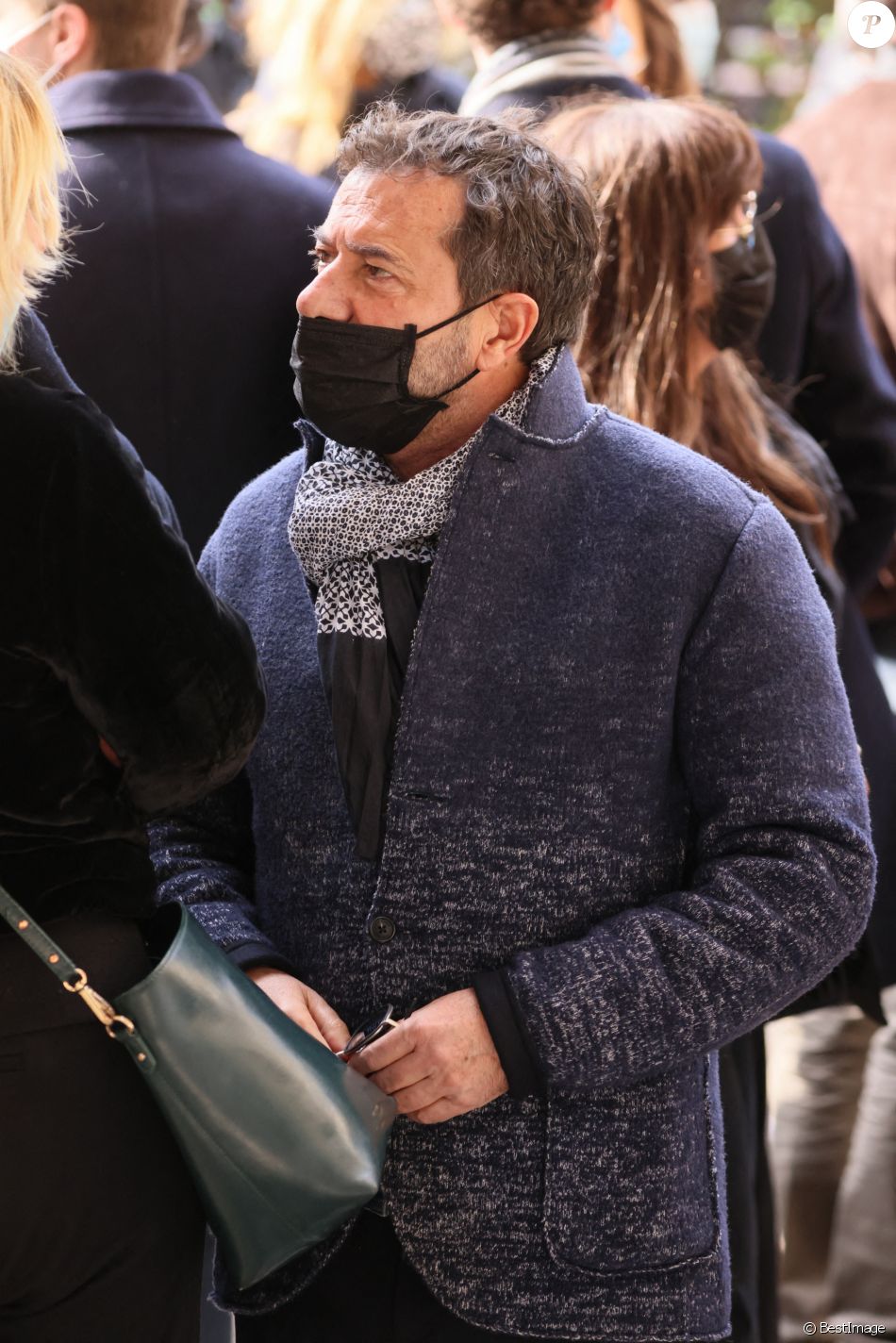 Bernard Montiel - Arrivées aux obsèques de Yves Rénier en l'église Saint-Pierre de Neuilly-sur-Seine. Le 30 avril 2021