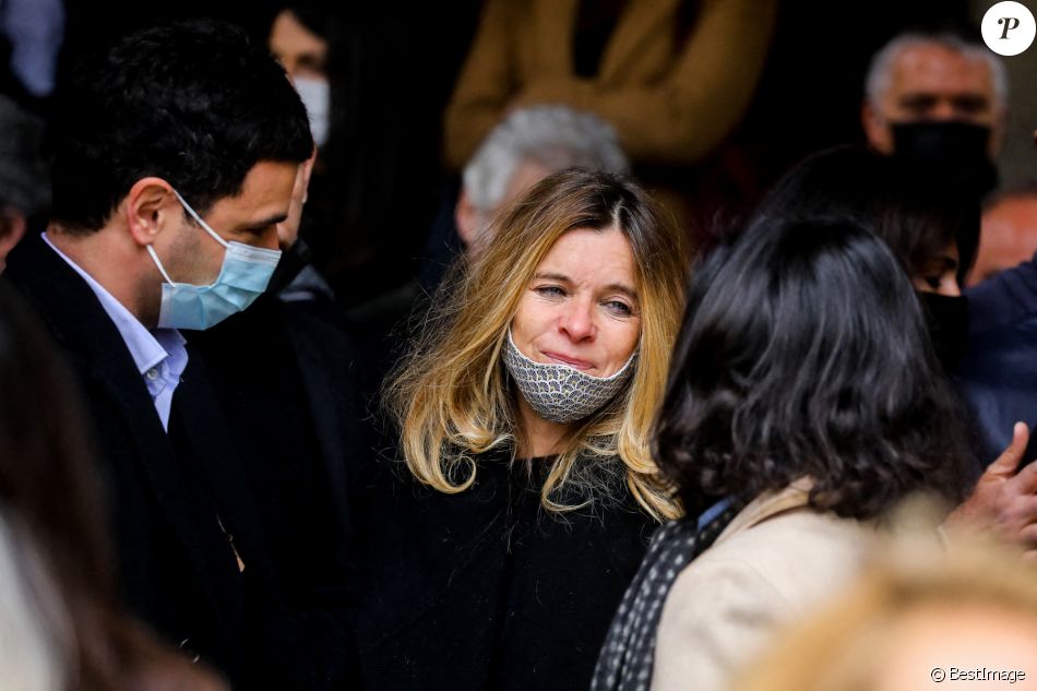 Samantha Rénier - Sorties des obsèques de Yves Rénier en l'église Saint-Pierre de Neuilly-sur-Seine, France, le 30 avril 2021.