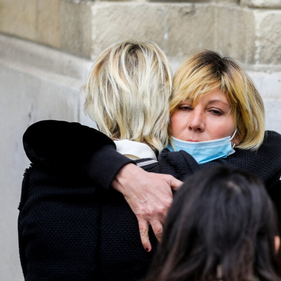 Mathilde Seigner - Sorties des obsèques de Yves Rénier en l'église Saint-Pierre de Neuilly-sur-Seine, France, le 30 avril 2021.