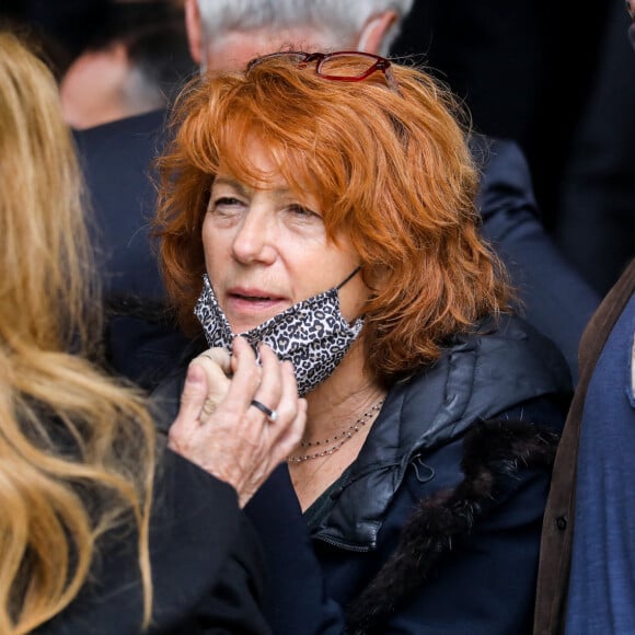 Véronique Genest et son fils Sam Bokobza - Sorties des obsèques de Yves Rénier en l'église Saint-Pierre de Neuilly-sur-Seine, France, le 30 avril 2021.