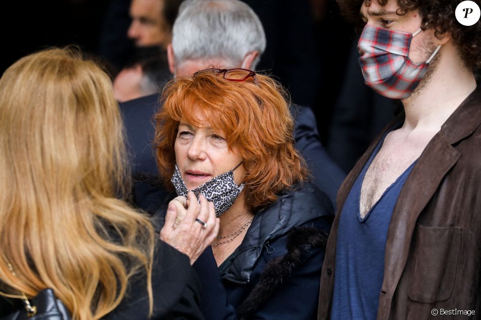 Véronique Genest et son fils Sam Bokobza - Sorties des obsèques de Yves Rénier en l'église Saint-Pierre de Neuilly-sur-Seine, France, le 30 avril 2021.