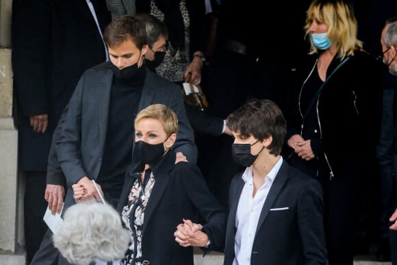 Karin Rénier et ses fils Oscar et Jules, Mathilde Seigner - Sorties des obsèques de Yves Rénier en l'église Saint-Pierre de Neuilly-sur-Seine, France, le 30 avril 2021. 
